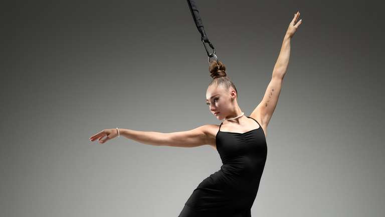 41059490 die ausgebildete artistin daria rupp zeigt shows in denen sie an ihren haaren in der luft haengt 3z70