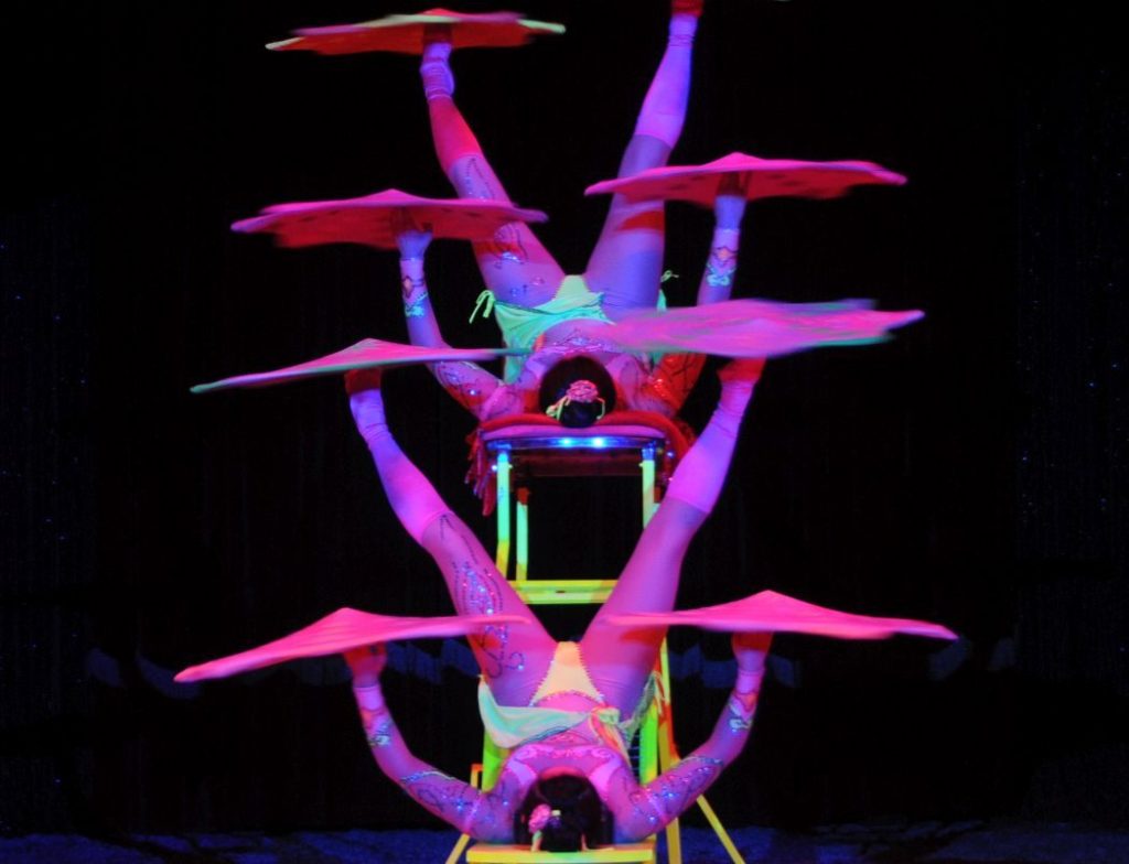 flying carpetsfussjonglage duo yingling beitrag 1050x804